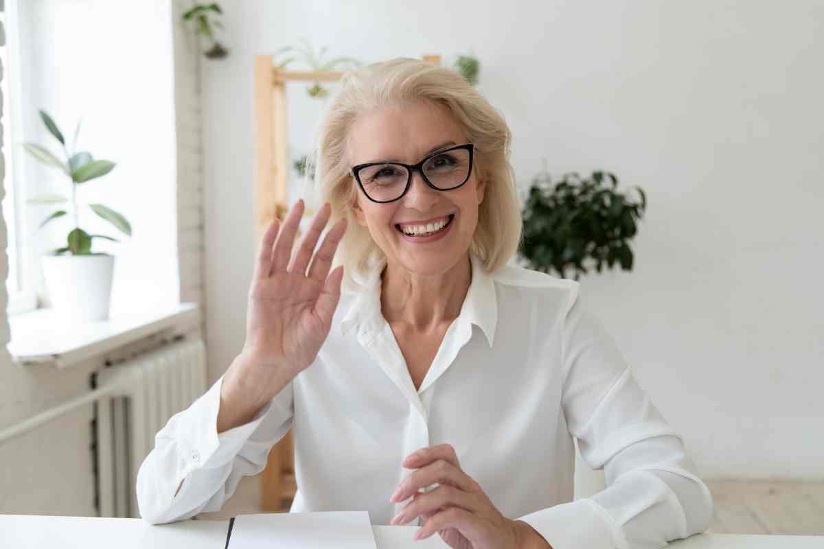 Pensionata sorridente