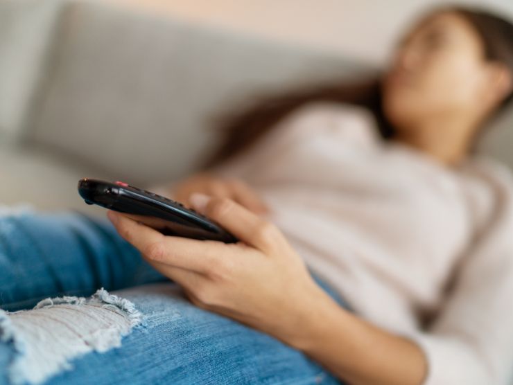 donna addormentata con telecomando in mano