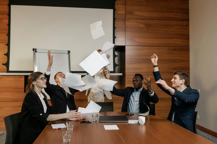 persone che lanciano fogli