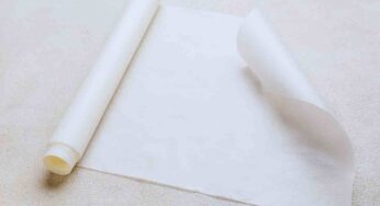 Tutti usiamo la carta da forno, ma nessuno sa dove va buttata: abbiamo sempre sbagliato