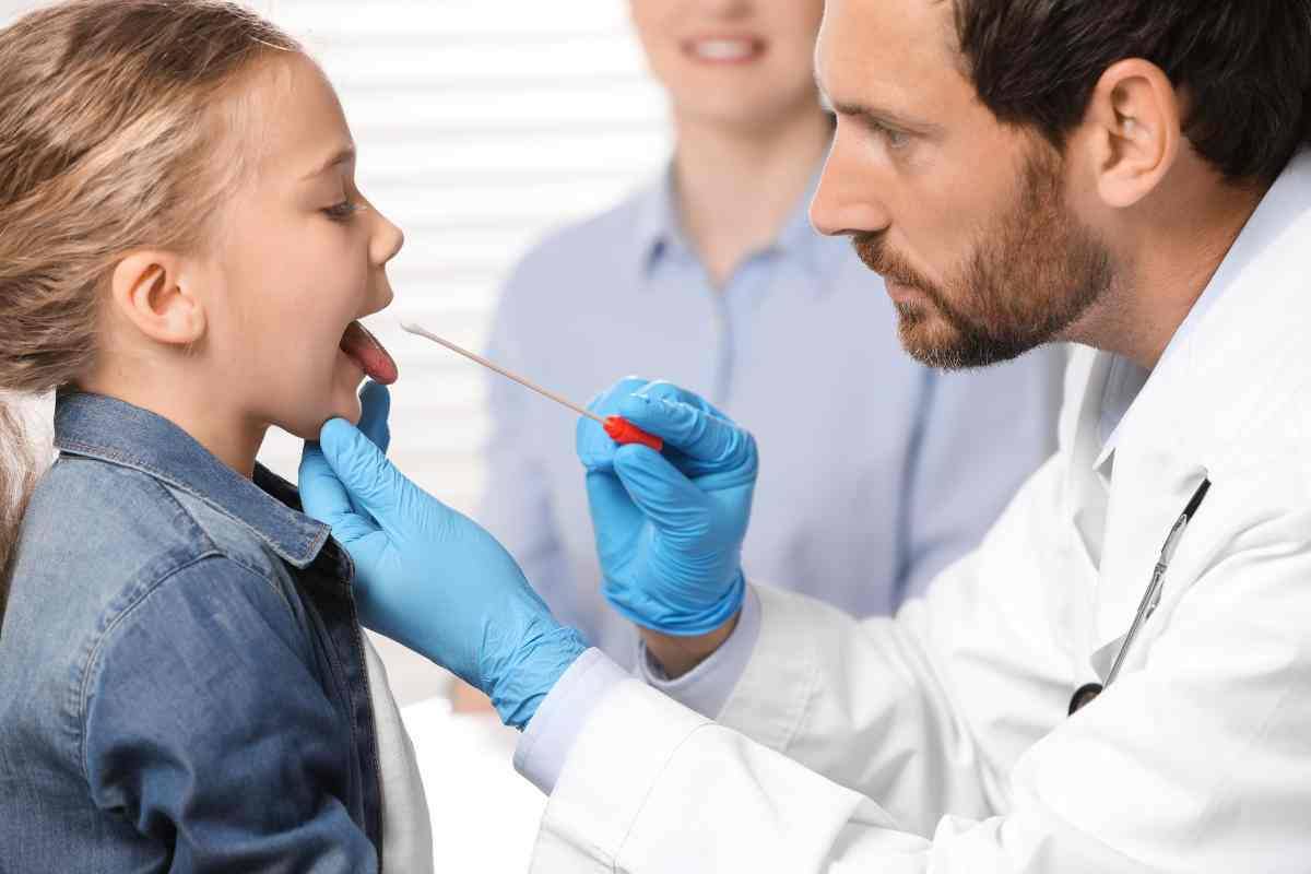 Medico fa tampone in gola