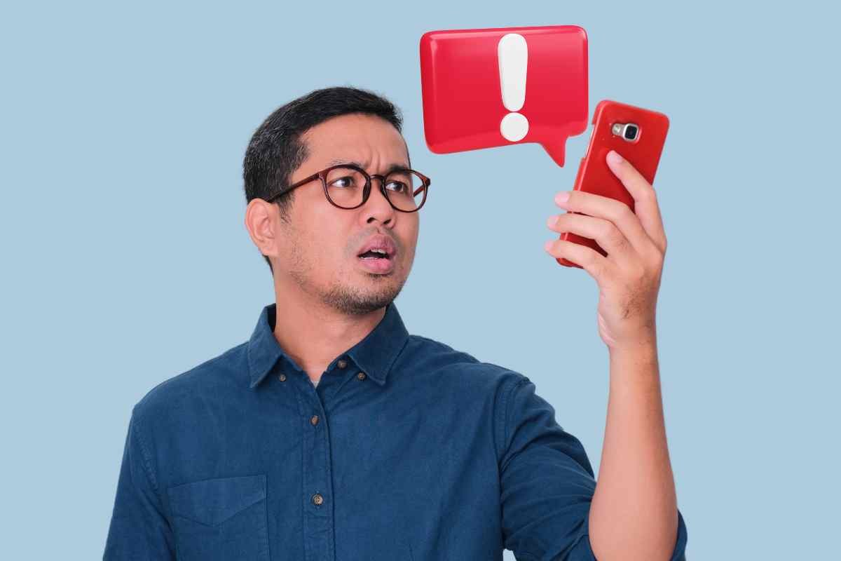Uomo preoccupato e telefono
