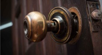 Il pericolo si cela dietro la tua porta di casa: se noti questi segnali chiama subito la polizia, potresti essere a rischio