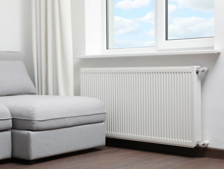 divano accanto termosifone