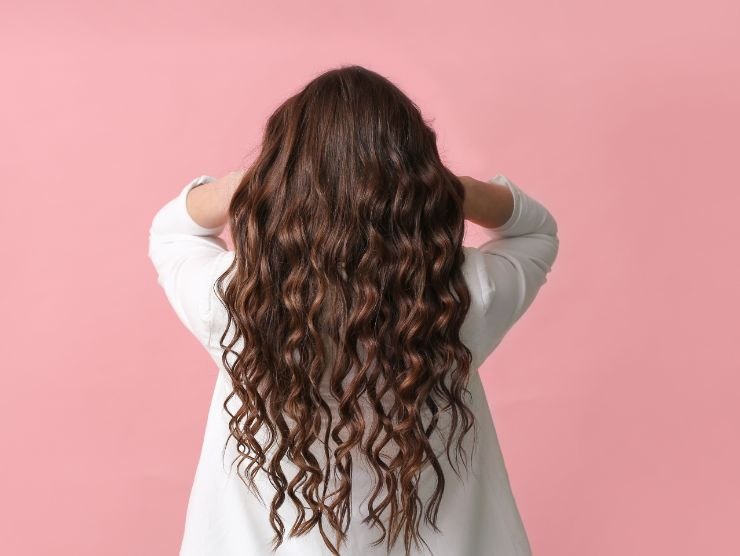 donna con capelli ondulati