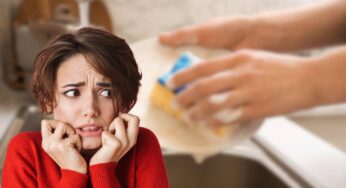 Tutte le usano in cucina, ma le spugne sono un vero cumulo di batteri: l’alternativa migliore per evitare grossi rischi