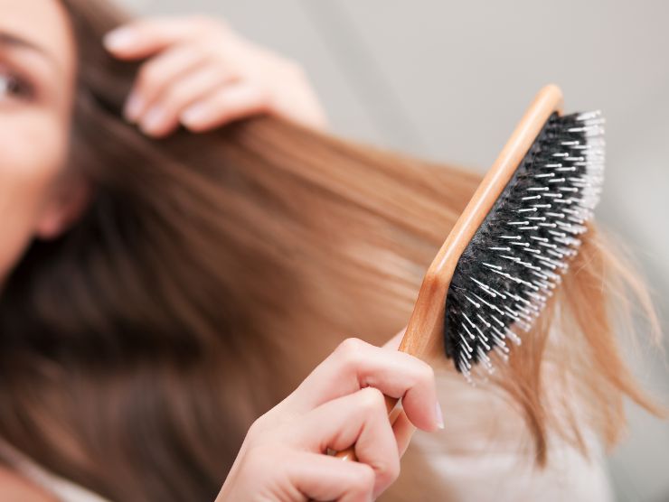 donna spazzola capelli