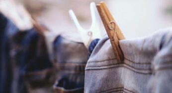 Dimentica la lavatrice, con questo trucco fai tornare i tuoi jeans come nuovi