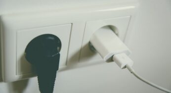 Staccare i caricabatterie dalle prese quando non li usi conviene davvero? Abbiamo sempre sbagliato tutto
