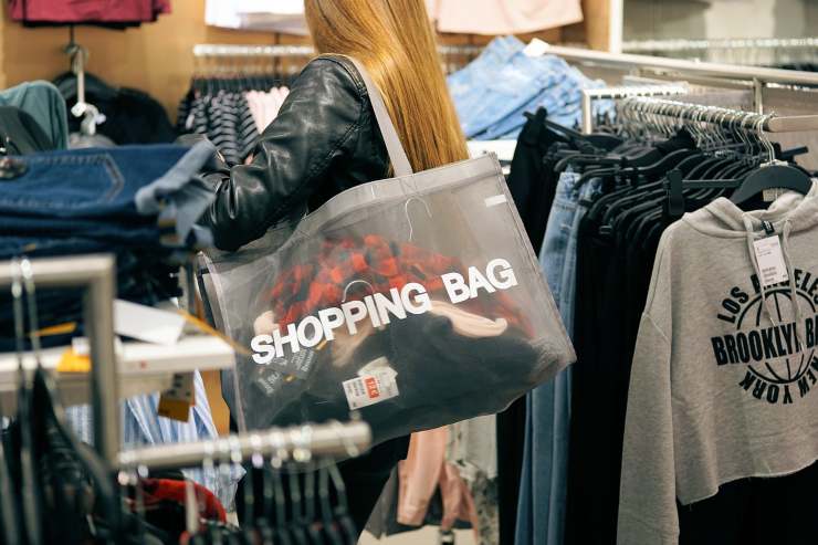 donna che fa shopping