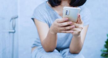 Utilizzare il telefono mentre sei in bagno mette a rischio la tua salute: ecco cosa stai seriamente rischiando