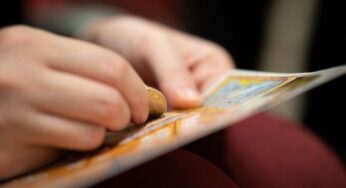 Come regalo ricevono dei Gratta e Vinci, ora sono ricchissimi: l’autore del dono non la prende bene