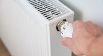 Spegni i termosifoni pensando di risparmiare? Ecco quanto ti costa questo errore