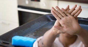 Teglia da forno sporca, non pulirla mai più così: stai rovinando tutto e nemmeno lo sai